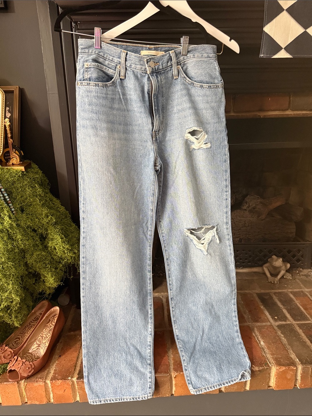 Light Wash Distressed Straight-Leg relaxed fit Jeans
